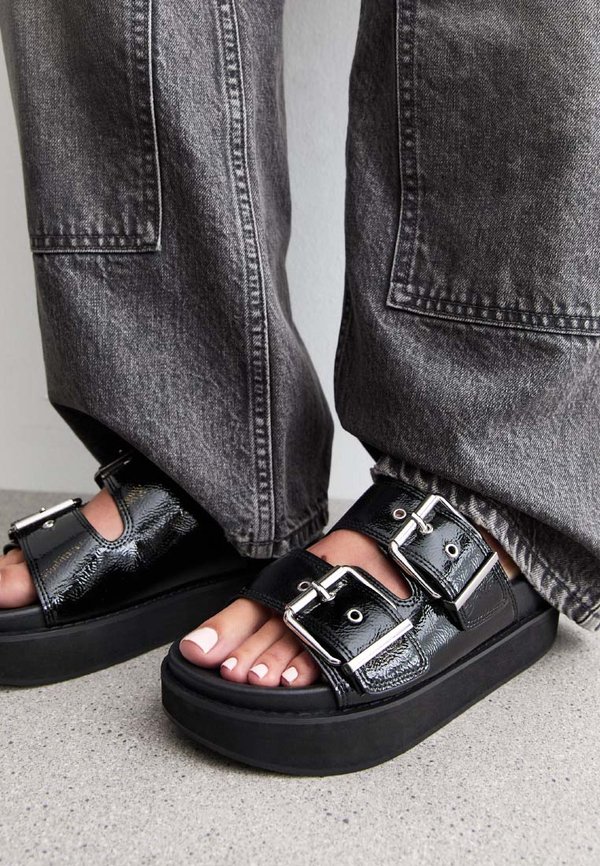 BUCKLED STRAP FAUX LEATHER - Pantolette flach