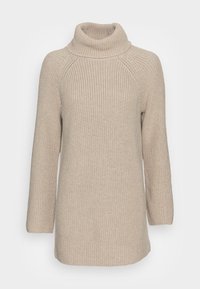 Beżowy sweter dziewiarski z wysokim kołnierzem typu stójka, prążkowaną teksturą i długimi rękawami raglanowymi, o prostym kroju i bez widocznych wzorów.