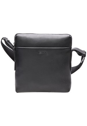 Schwarze Leder-Umhängetasche mit glatter Textur, Reißverschluss, verstellbarem Gurt und geprägtem Logo auf der Vorderseite. Schlichte rechteckige Form.