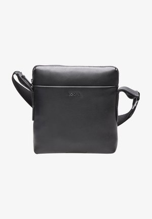 Borsa a tracolla in pelle nera con una texture liscia, chiusura con zip, tracolla regolabile e logo impresso sulla parte anteriore. Forma rettangolare semplice.