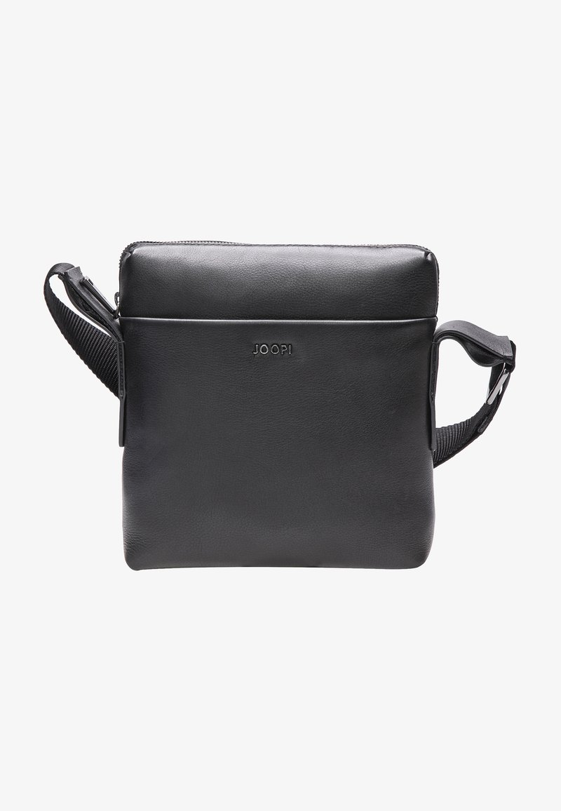 Črna usnjena torbica čez ramo z gladko teksturo, zadrgo, nastavljivim trakom in vtisnjenim logotipom spredaj. Preprosta pravokotna oblika.