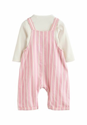 Lyserøde og hvide stribede overalls med en ribbet hvid langærmet skjorte underneath. Har justerbare stropper og sidelommer.