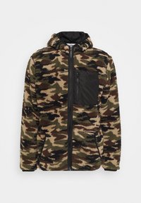 Maskáčová fleecová bunda v zelené, hnědé a černé barvě. Má černou náprsní kapsu na zip, přední zipové zapínání a kapuci. Měkká textura.