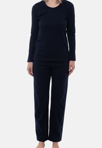 Mörkblå långärmad topp och matchande byxor i mjuk bomull. Tröjan har en rund halsringning och byxorna har en avslappnad passform.