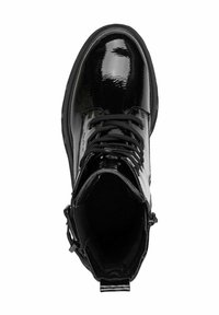 Schwarze patentierte Leder-Ankle-Boots mit runder Zehenform, strukturiertem Obermaterial, schwarzen Schnürsenkeln und seitlichem Reißverschluss. Glattes Innenfutter.