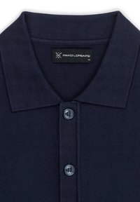 Granatowa koszulka polo z klasycznym kołnierzykiem, trzema guzikami oraz tkanym metkiem. Materiał wydaje się gładki i teksturowany z prążkowanymi krawędziami.