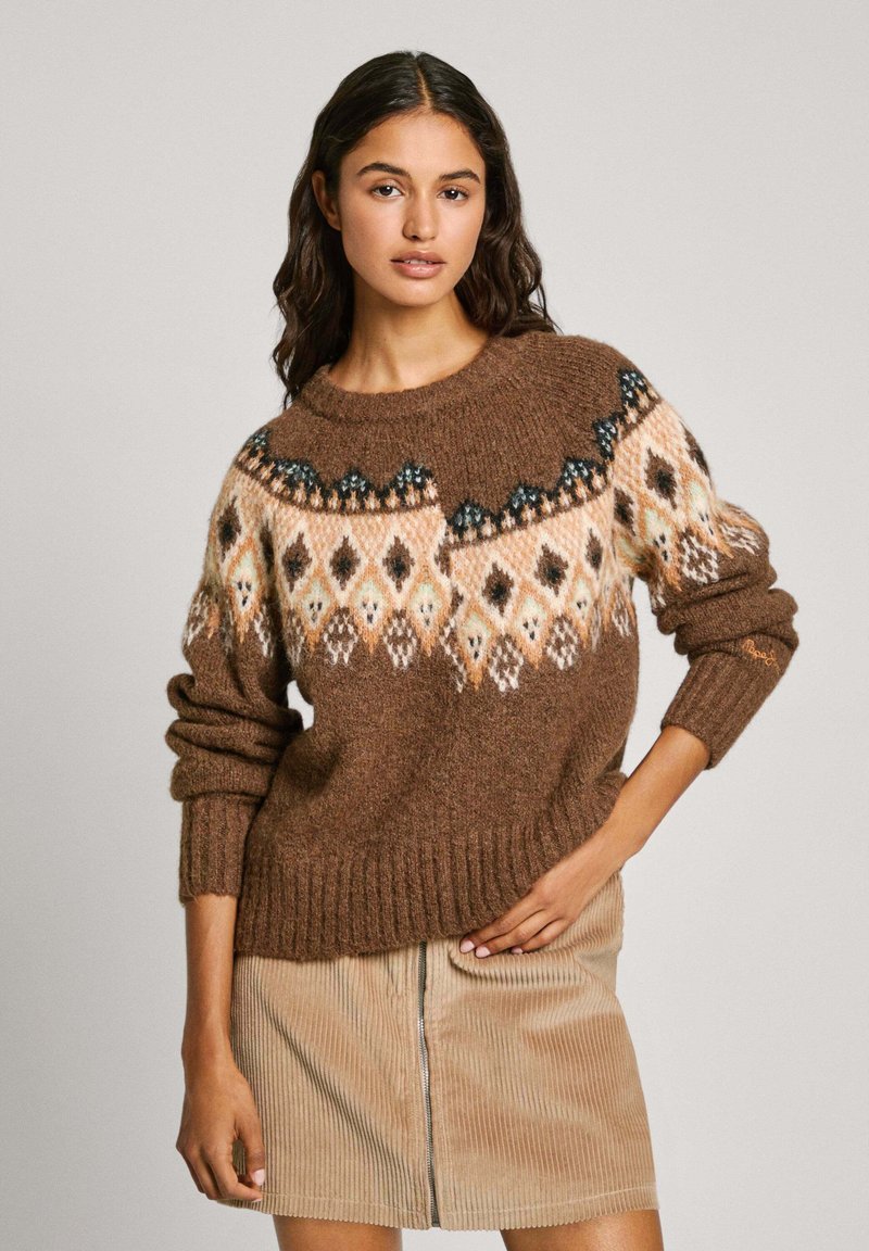 Maglione lavorato a maglia marrone con collo rotondo, caratterizzato da un motivo geometrico in crema, ruggine e blu intorno alle spalle, con polsini e orlo a coste.