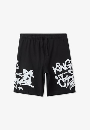 Czarne szorty wykonane z miękkiego materiału, z dużymi białymi grafikami w stylu graffiti po obu stronach oraz elastycznym pasem z troczkiem.
