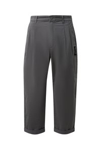 Pantalons cropped gris en tissu texturé, avec fermeture à bouton, plis à l'avant et ourlets roulés. Comprend une étiquette sur le côté.