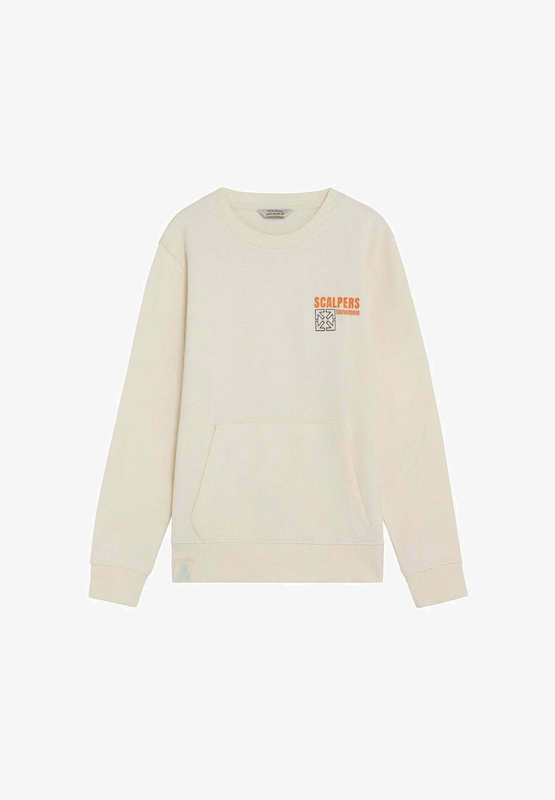 Sweat-shirt de couleur crème avec poche à rabat à l'avant et petit logo orange "Scalpers Showroom" au-dessus d'un motif sur le côté gauche de la poitrine.