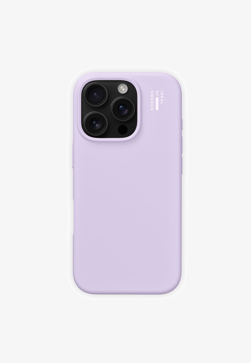 Coque de smartphone violet clair avec trois objectifs de caméra arrière et un flash, portant la marque "Ideal of Sweden" dans le coin supérieur droit.