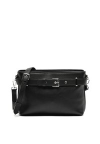 Sac à main en cuir noir avec une texture, doté d'une bandoulière amovible, d'accents ressemblant à une ceinture et de quincaillerie en ton argent.