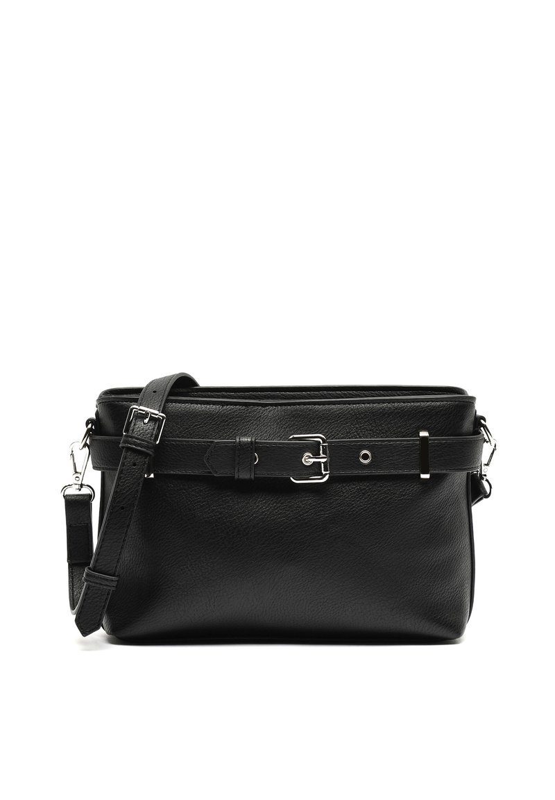 Sac à main en cuir noir avec une texture, doté d'une bandoulière amovible, d'accents ressemblant à une ceinture et de quincaillerie en ton argent.