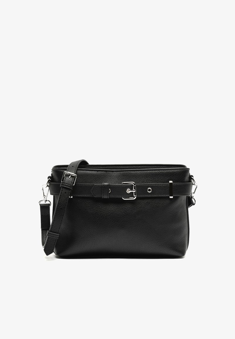 Sac à main en cuir noir avec une texture, doté d'une bandoulière amovible, d'accents ressemblant à une ceinture et de quincaillerie en ton argent.