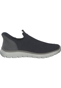 Zapatos de hombre sin cordones con parte superior de punto azul oscuro, acentos de ante gris y suela blanca flexible con textura para mayor agarre.