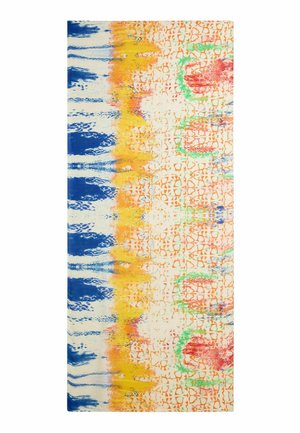 Abstrakcyjna tkanina we wzory z pionowymi niebieskimi paskami po lewej, centralnymi żółtymi i pomarańczowymi smugami oraz rozsianymi czerwonymi i zielonymi wzorami na kremowym tle.