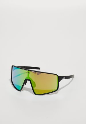Lunettes de soleil à monture noire avec un design enveloppant, dotées de verres miroités verts et jaunes et de grips texturés sur les branches.