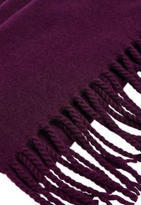 Violet vilnos �šalis su ilgu, susukti frakų kraštu. Minkšta tekstūra ir vienodas paviršius, tinkantis šilumai ir krentančiam drapiravimui.