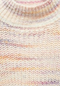 Maglione lavorato a maglia con scollo tondo, caratterizzato da un morbido motivo testurizzato nelle tonalità di crema, pesca e lavanda.