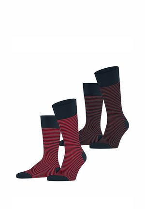 Twee paar zwarte sokken met rode horizontale strepen, één paar met dunnere strepen en het andere met dikkere strepen.