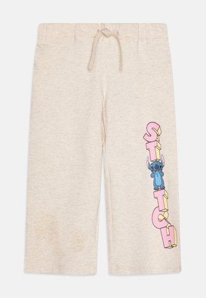 Beige rövidnadrág, állítható derékkal, színes Stitch grafikával és a "STITCH" szóval rózsaszín és sárga színben az oldalon.