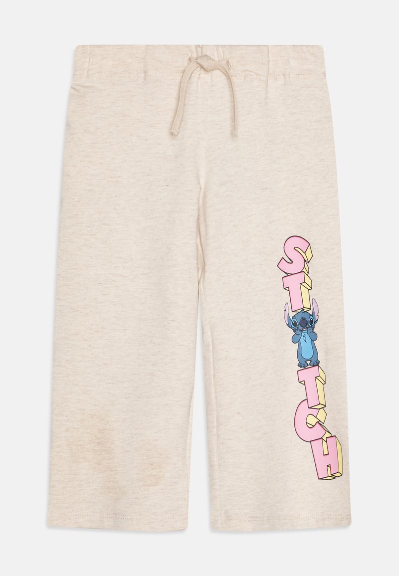 Beige shorts med dragsko i midjan, prydda med en färgglad grafik av Stitch och ordet "STITCH" i rosa och gult på sidan.