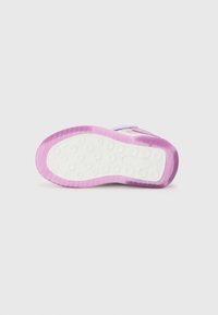 Suela de zapatilla en púrpura y blanco con patrones de relieve redondeados; material ligero con una textura suave; ligero degradado de blanco a púrpura.
