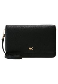 Bolso cruzado de cuero negro con un acabado texturizado, cierre de solapa magnética y logo dorado. Cuenta con una correa ajustable para mayor comodidad.