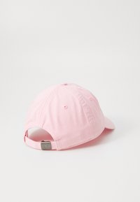 Baseballcaps i lys rosa bomull, buet skygge, justerbar stropp med metallspenne på baksiden, teksturert stoff, seks ventilasjonshull.