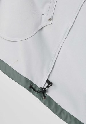 Tessuto grigio chiaro con orlo verde, caratterizzato da un cordoncino nero regolabile, occhielli e un dettaglio con bottone a scatto nella parte superiore.