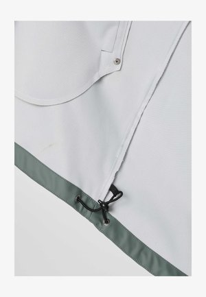 Lichtgrijze stof met een groene zoom, voorzien van een zwarte verstelbare koord, oogjes en een drukknoopdetail aan de bovenkant.