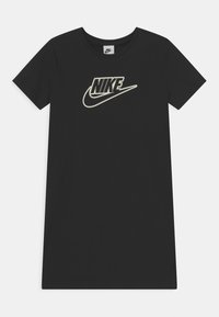 Czarny bawełniany t-shirt z krótkimi rękawami, z dużym białym logo Nike na środku. Klasyczny fason z okrągłym dekoltem, gładka tekstura.