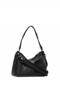 Borsa a mano in pelle nera con finitura texturizzata, forma triangolare, manico superiore singolo e tracolla staccabile. Presenta dettagli in hardware argentato.