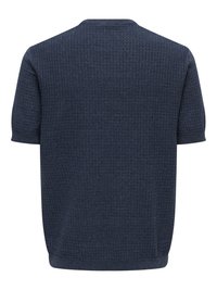 Pull en maille bleu foncé à manches courtes avec un motif à carreaux texturé subtil, poignets et ourlet côtelés, vu de dos.