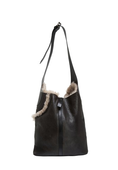 Borsa a spalla in pelle nera con un morbido bordo in pelliccia beige lungo il bordo superiore, dotata di una base piatta e tracolla regolabile.