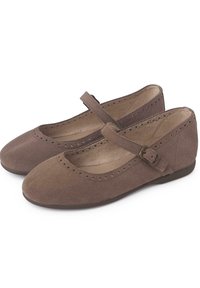 Bailarinas de ante marrón estilo Mary Jane con punta redondeada, perforaciones detalladas a lo largo del borde y una correa ajustable con una pequeña hebilla.