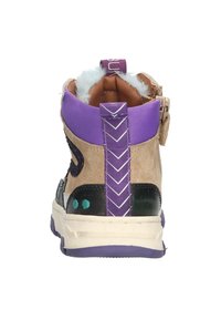 Hoge sneakers van tan suede, zwart leer en paarse accenten. Bevat een gevoerde kraag, contrasterende texturen en een patroon op de hiel tab.