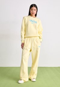 Nike Sportswear PANT - Tracksuit bottoms - alabaster