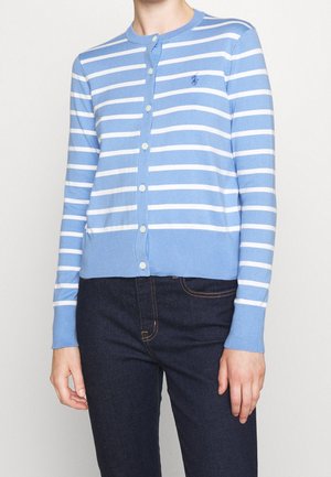 Cárdigan azul claro con rayas horizontales blancas, cierre de botón, puños y dobladillo acanalados. Presenta un pequeño logo bordado en el pecho.