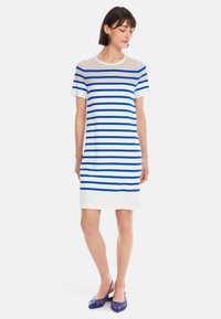 Gestreiftes Kurzarmkleid in Weiß mit blauen horizontalen Streifen. Glattes, leichtes Material mit Rundhalsausschnitt und gerader Schnittführung.