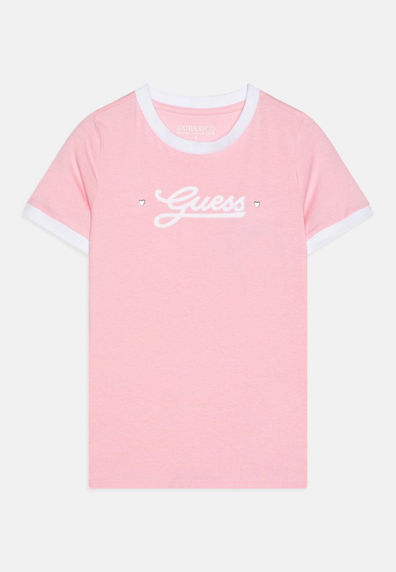 Tricou roz cu manecă scurtă, cu guler și margini albe culcate. Prezintă logo-ul „Guess” în alb, cu două accente sub formă de inimă mici. Material din bumbac organic.