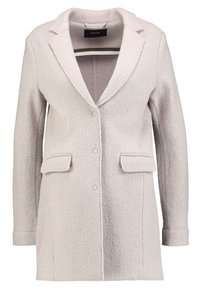 Cappotto da donna in lana beige chiaro con texture, collo a scialle, due tasche frontali a patta e chiusura con bottone.