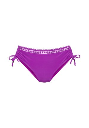 Lila Damen-Bikinihose mit gewelltem Spitzenbund und verstellbaren Seitenschnüren, auf weißem Hintergrund dargestellt.