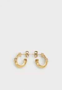 Pendientes de aro de oro en forma de C, con pequeñas piedras transparentes engastadas a intervalos. La textura suave y el acabado brillante realzan su diseño.