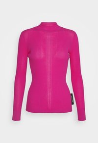 Haut ajusté à manches longues en maille côtelée rose vif. Il présente un col montant et une couture verticale subtile sur le devant. Comprend une étiquette logo à l'ourlet.