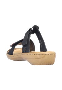 Sandales en cuir noir avec deux bandes velcro, une semelle intérieure beige rembourrée et une semelle beige arrondie. Détails de couture subtils le long des bords.