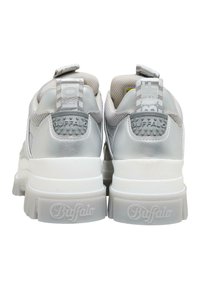 Baskets Buffalo argentées et blanches vues de dos, dotées de semelles épaisses et d'onglets de talon texturés avec le nom de la marque.