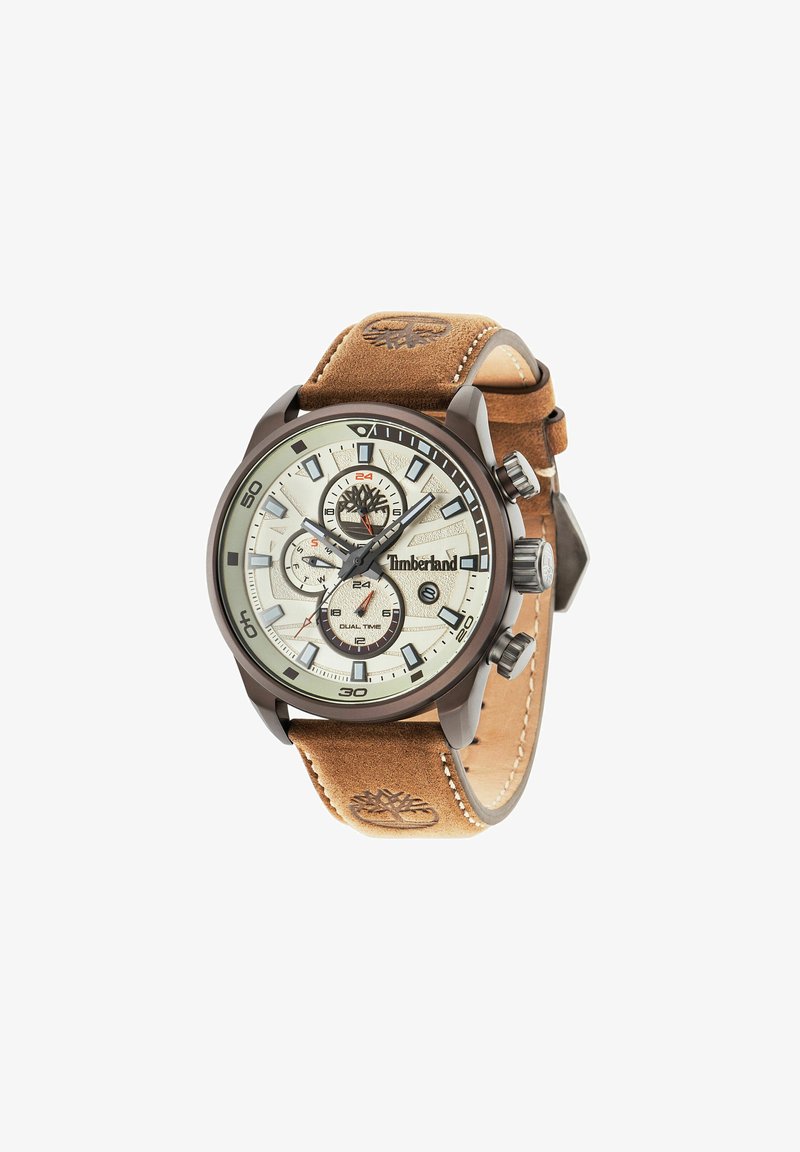 Timberland-Uhr mit braunem Lederarmband, cremfarbigen Zifferblatt, silbernen Akzenten und Chronographenfunktionen, die die doppelte Zeit anzeigen und ein Baumlogo tragen.