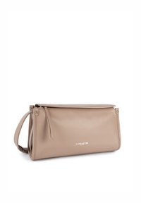 Clutch bag in pelle beige con zip, manico laterale e logo impresso "LANCASTER PARIS". Texture liscia, design minimalista, forma rettangolare.