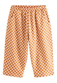 Shorts à carreaux orange et blanc, fabriqués en tissu doux, avec une ceinture élastique et des poches latérales, offrant une coupe décontractée et une longueur jusqu'aux genoux.